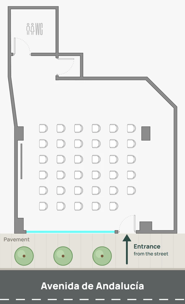 Floor plan of the Felgueroso Room with 35 chairs in rows; at the bottom, the glass frontage and door onto the Avenida de Andalucía pavement, and the toilet at the back