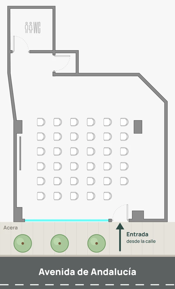 Plano de la Sala Felgueroso con 35 sillas en filas; abajo, la cristalera y la puerta que dan a la acera de la Avenida de Andalucía, y al fondo el baño