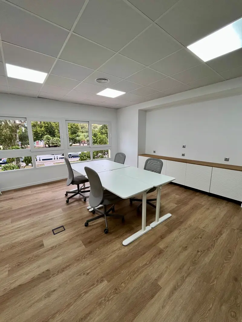 Oficina privada amueblada con luz natural en Simur Spaces