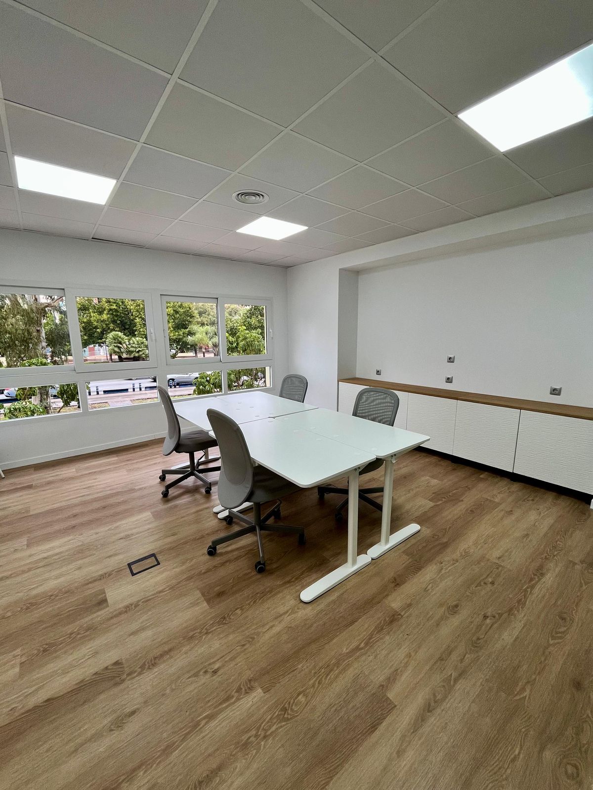Oficina privada amueblada con luz natural en Simur Spaces