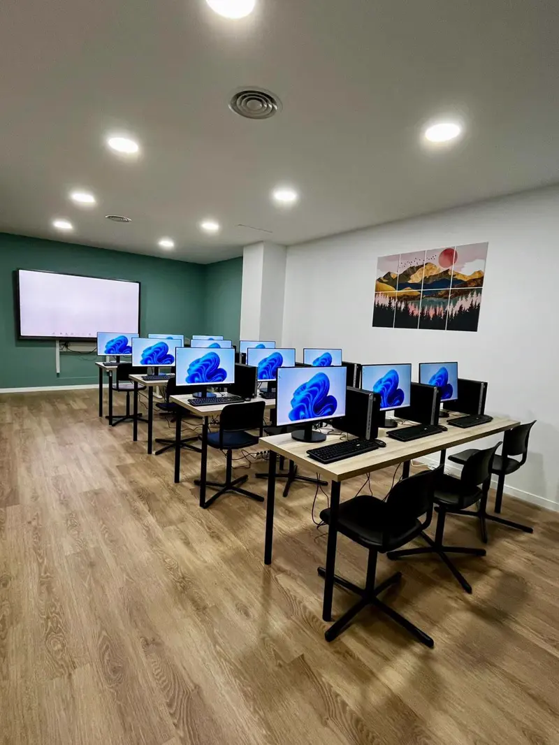Sala de Formación e Informática con 12 ordenadores