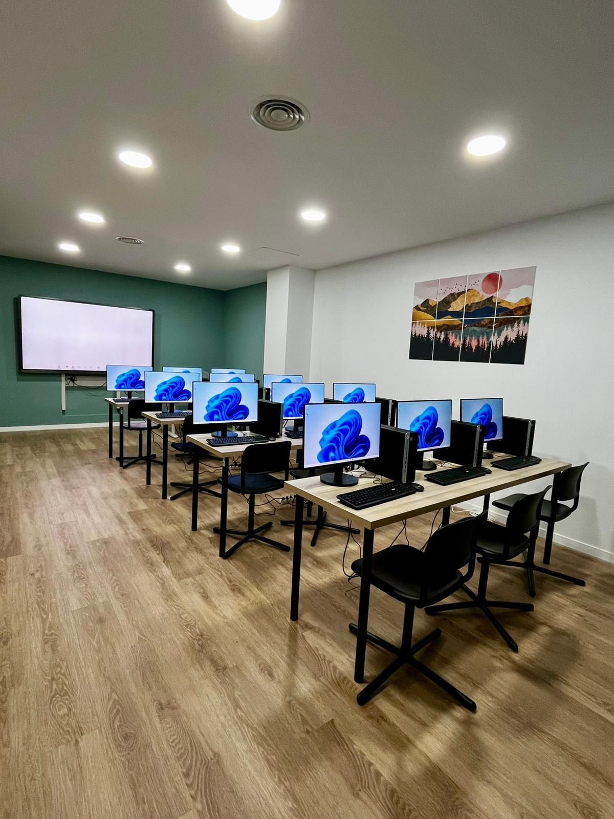 Sala de Formación e Informática con 12 ordenadores